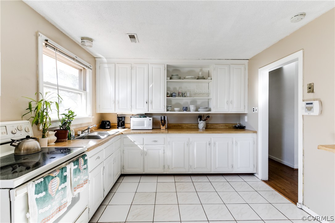 2307 Lenora Ln