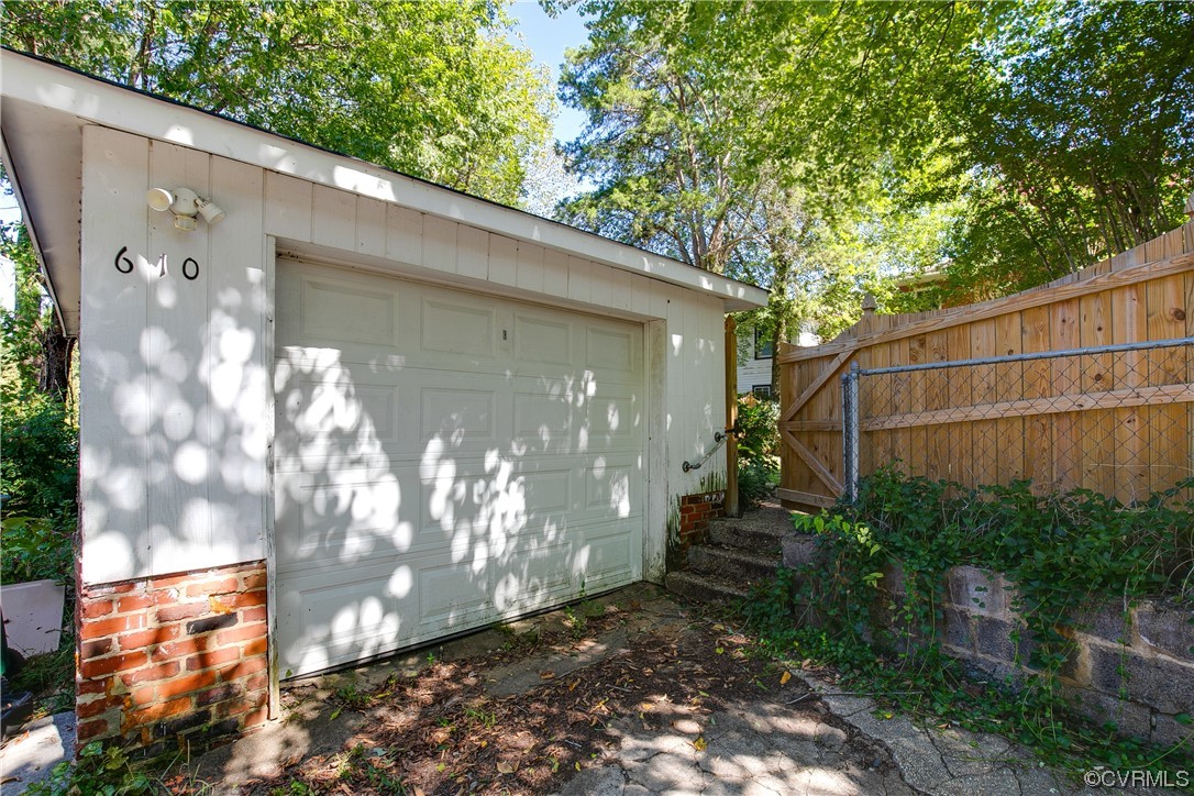 610 W 29th St