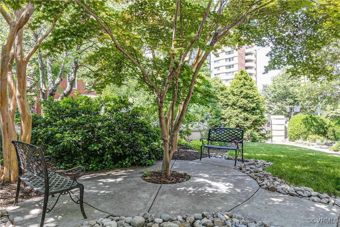 212 W Franklin St Unit#U102