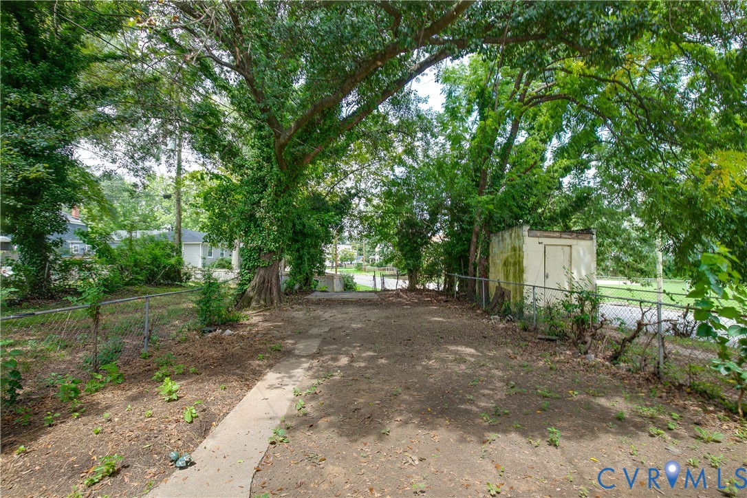 730 E Gladstone Ave