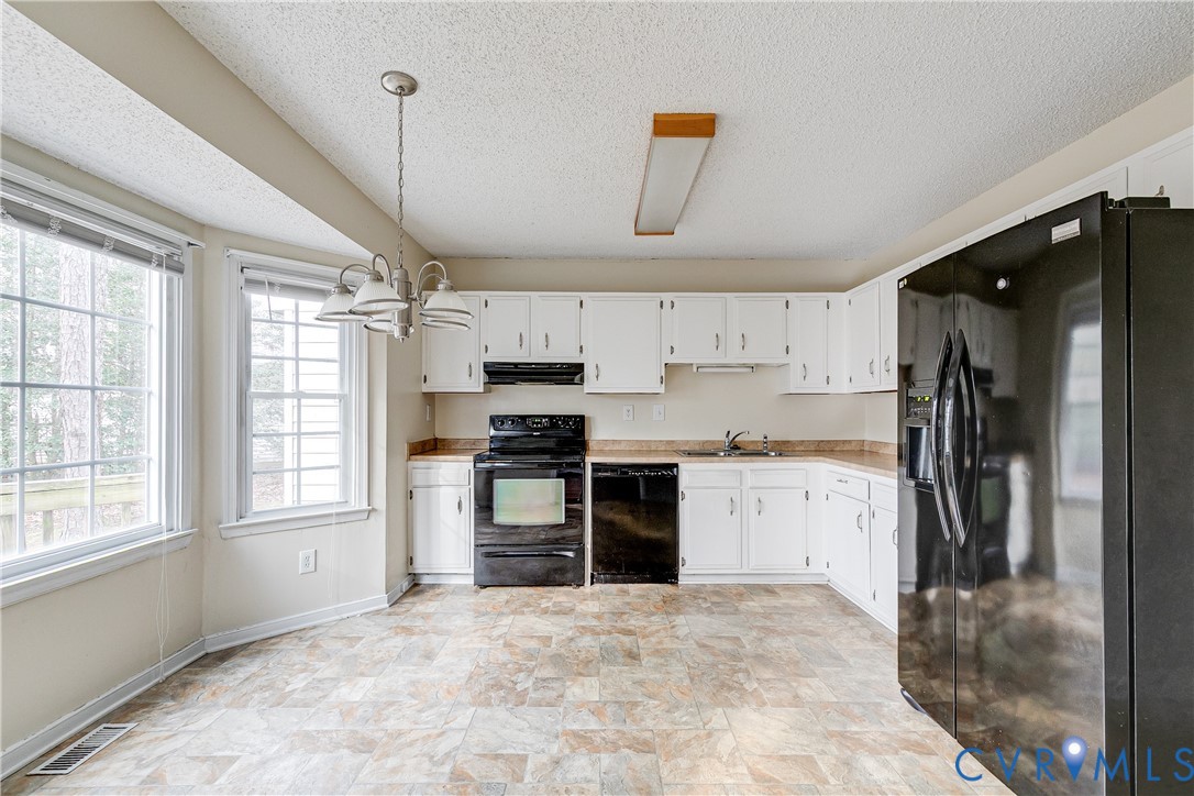 600 Queensway Rd