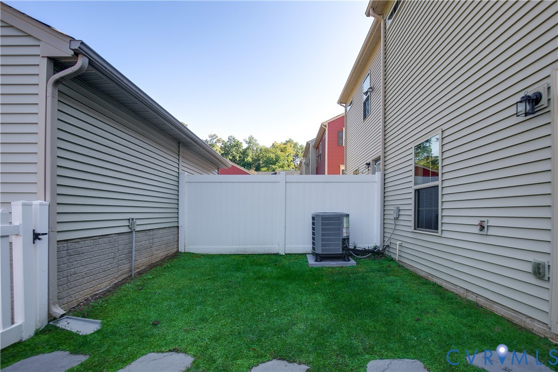 5524 Riverside Heights Way