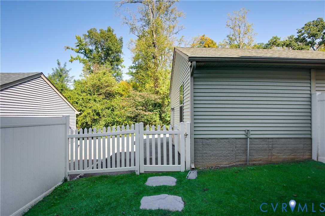 5524 Riverside Heights Way