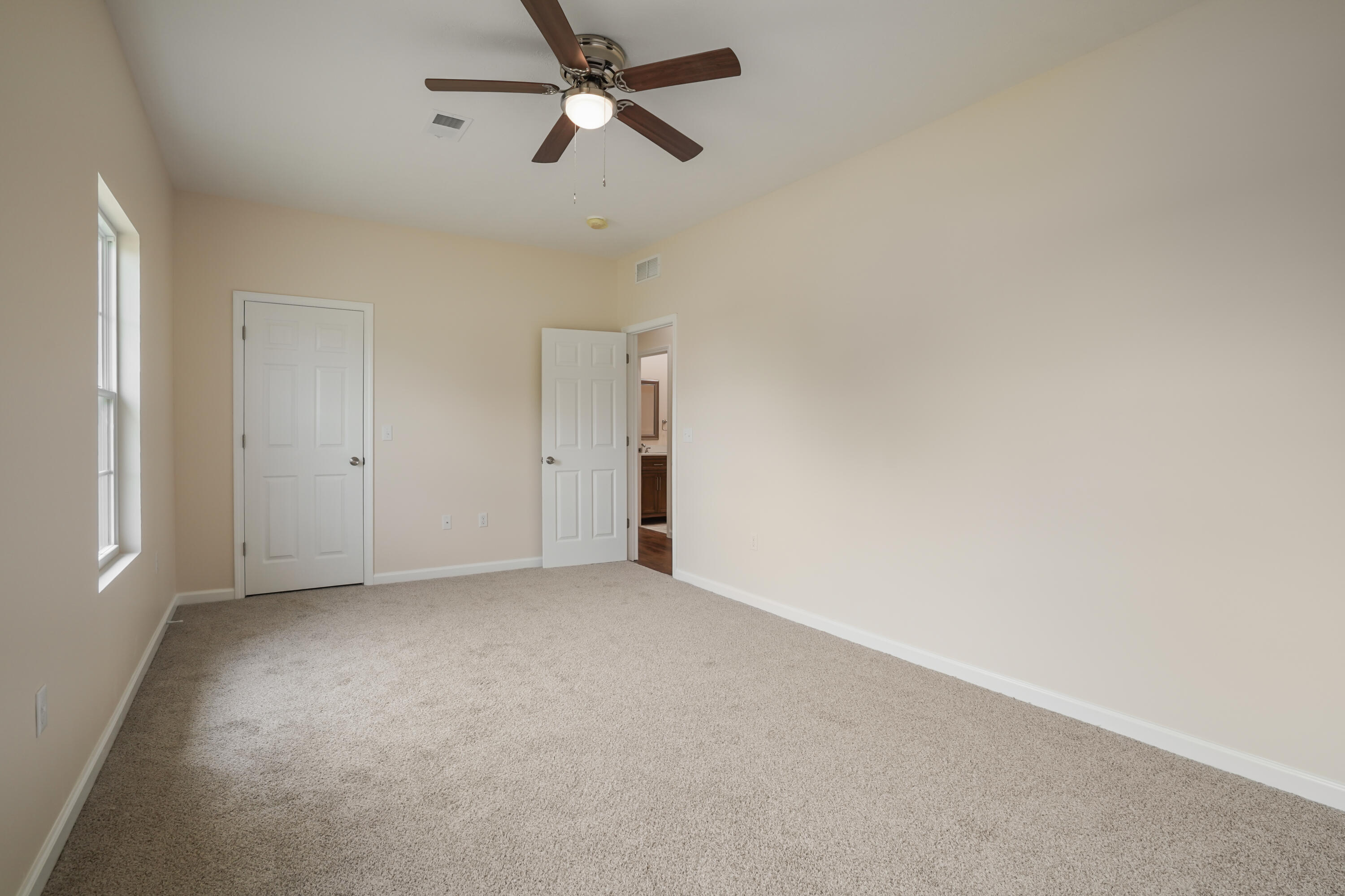553 KNOLL Lane