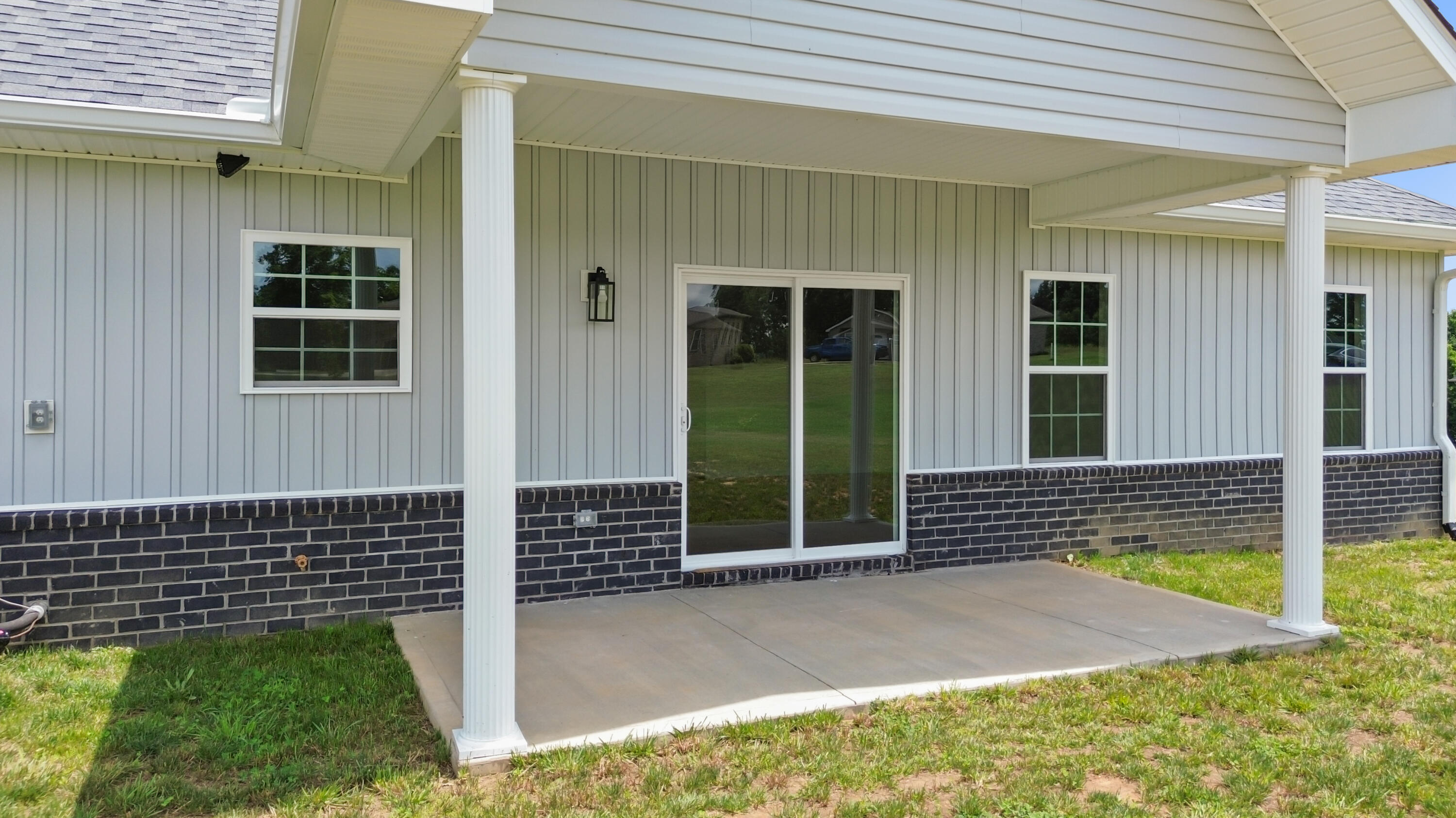553 KNOLL Lane