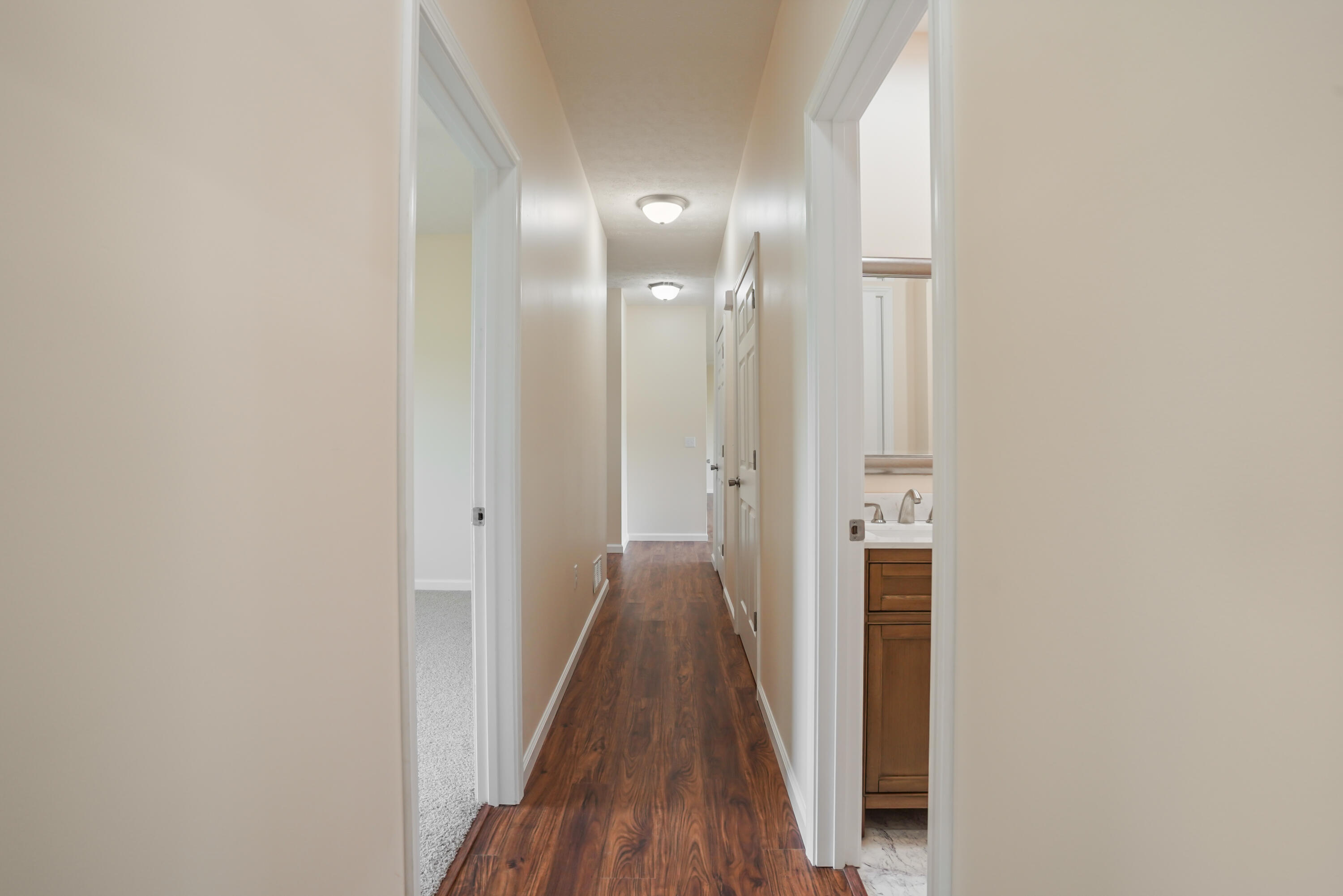 553 KNOLL Lane