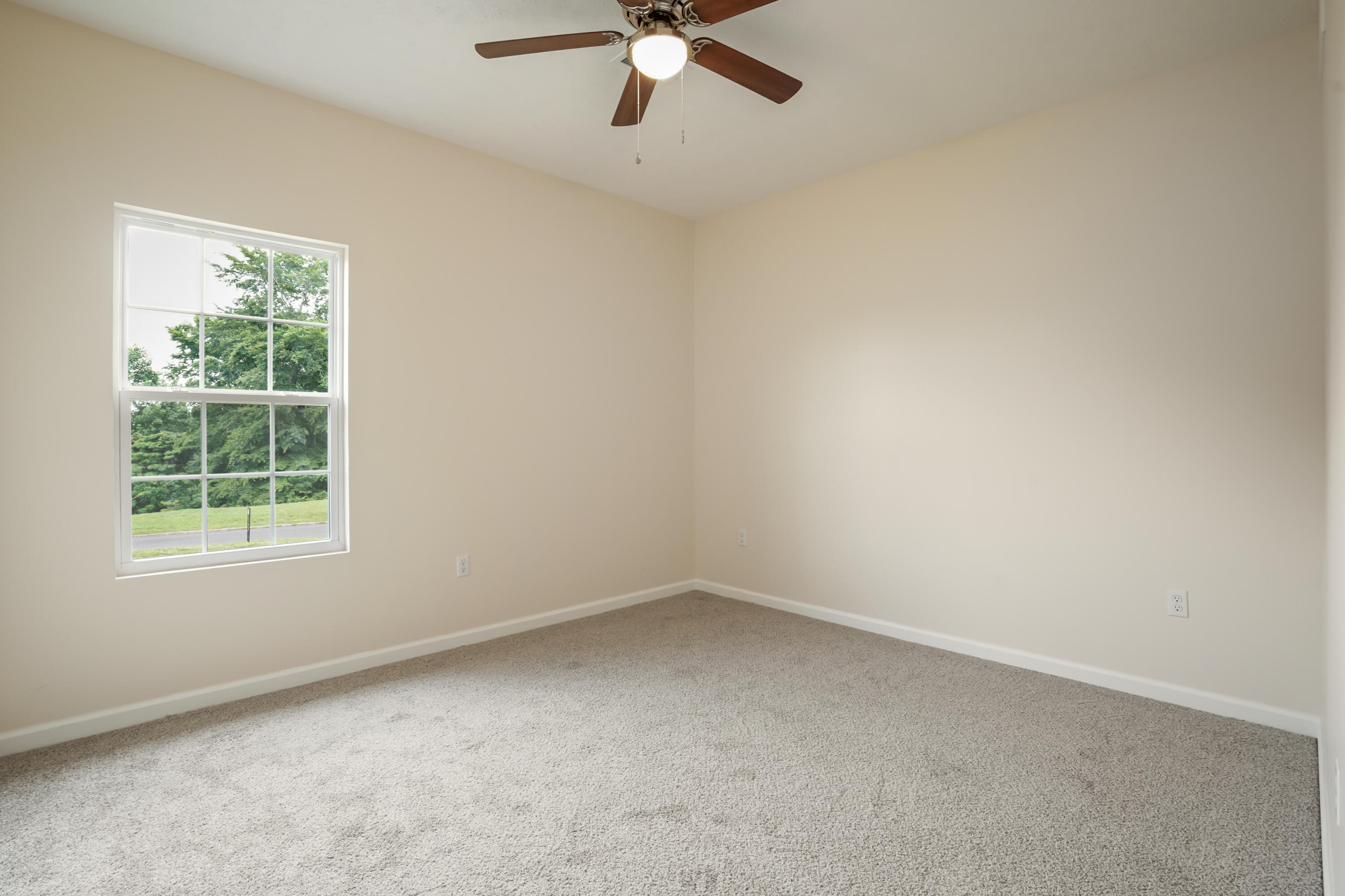 553 KNOLL Lane
