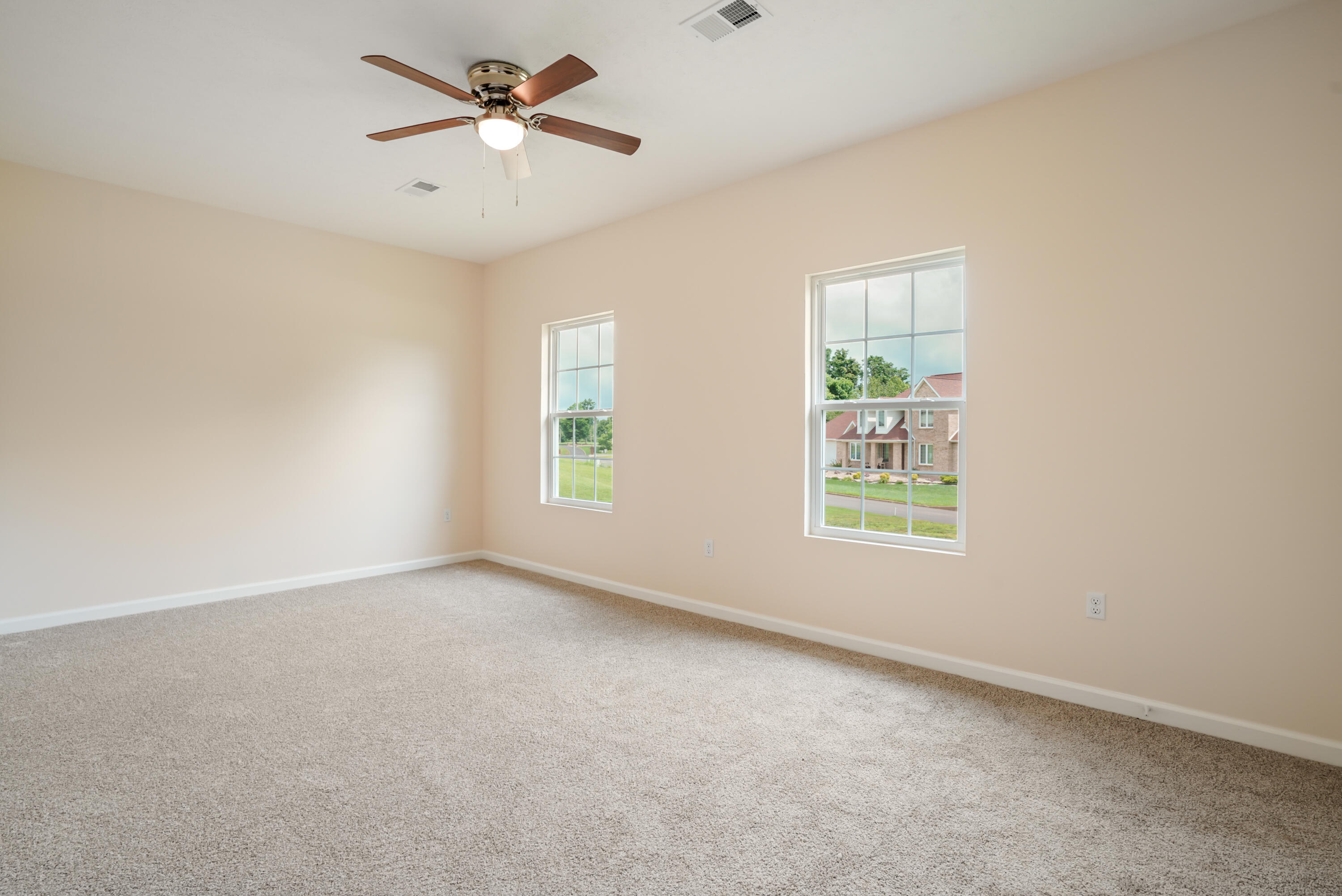 553 KNOLL Lane