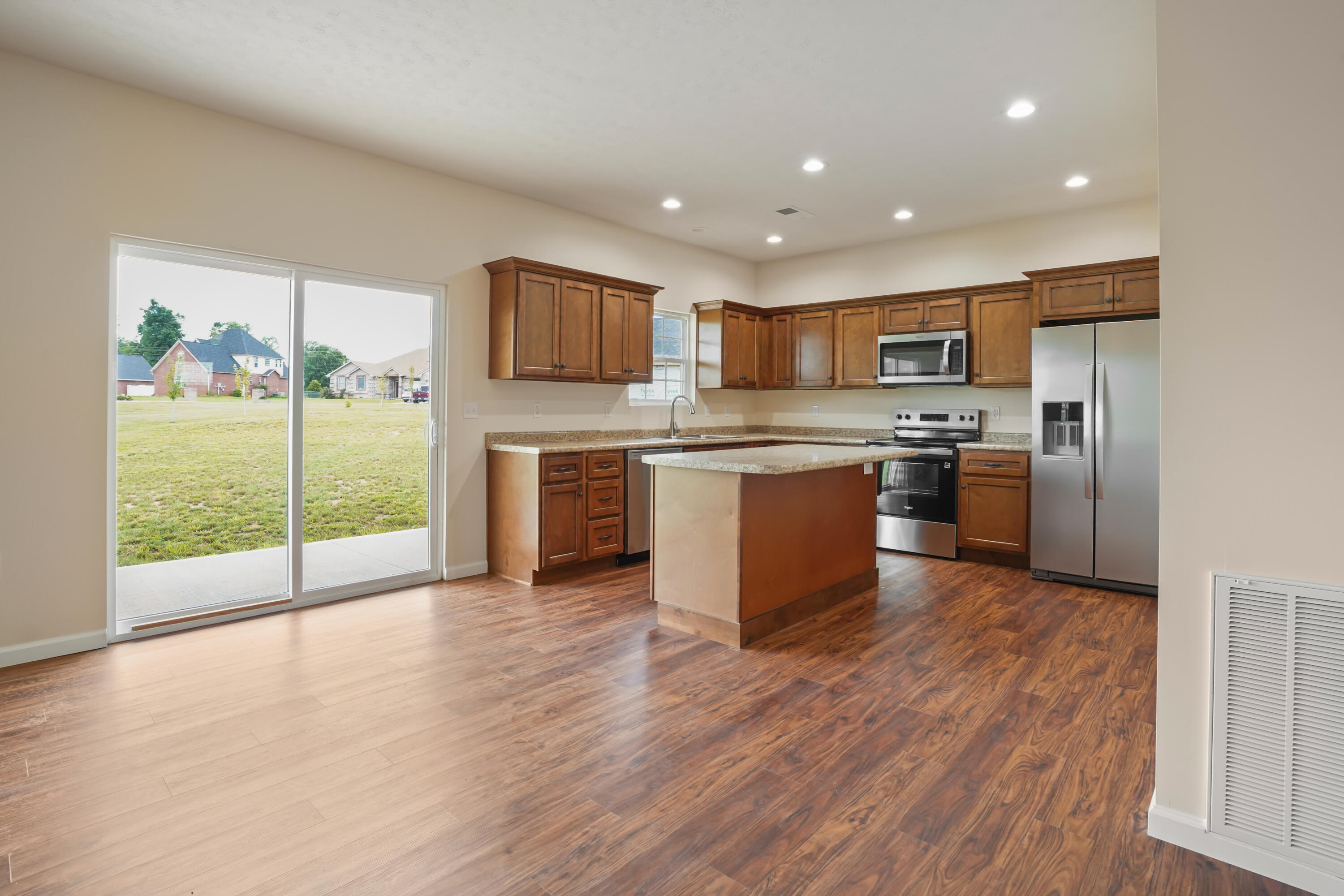 553 KNOLL Lane