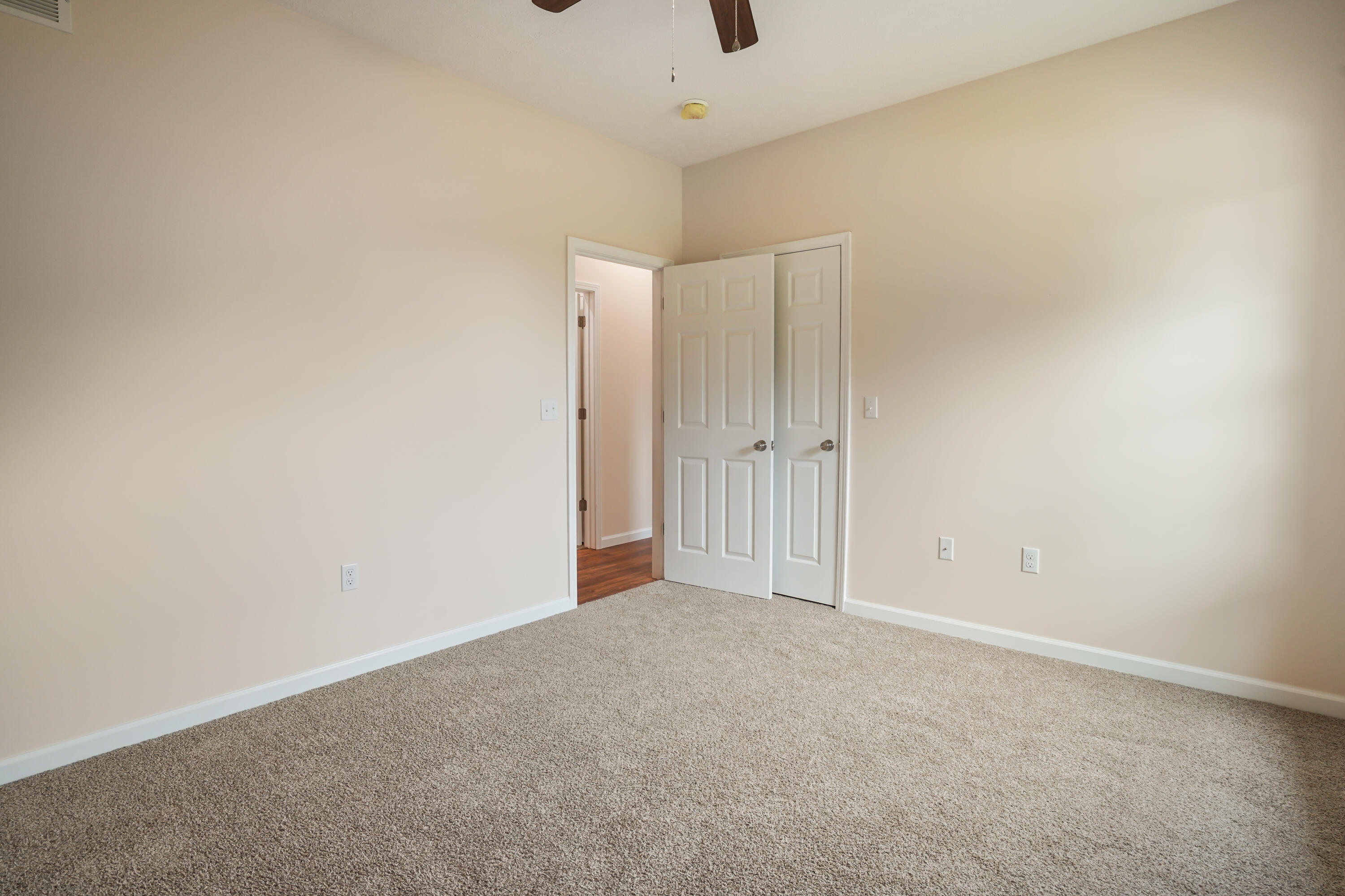 553 KNOLL Lane