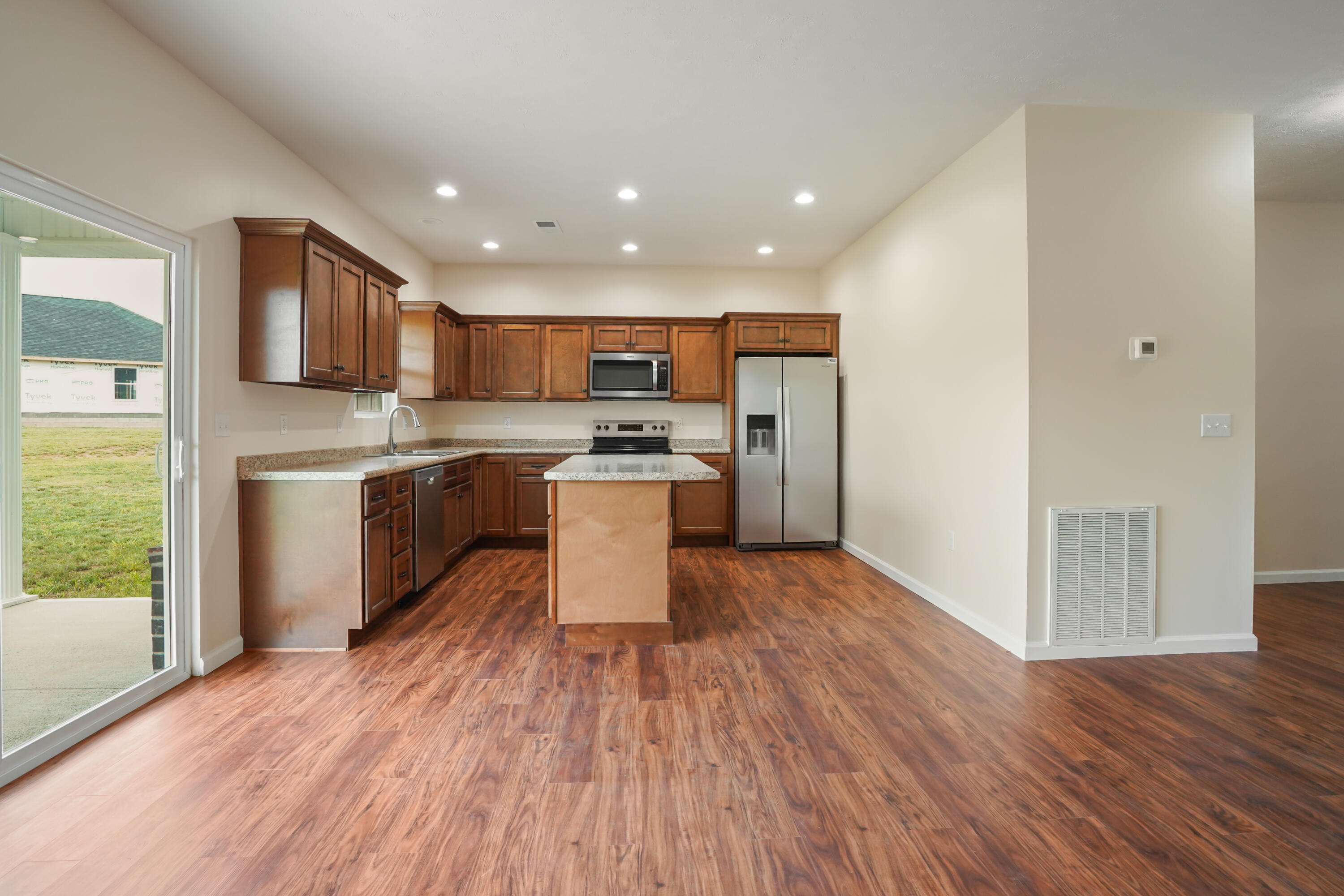 553 KNOLL Lane