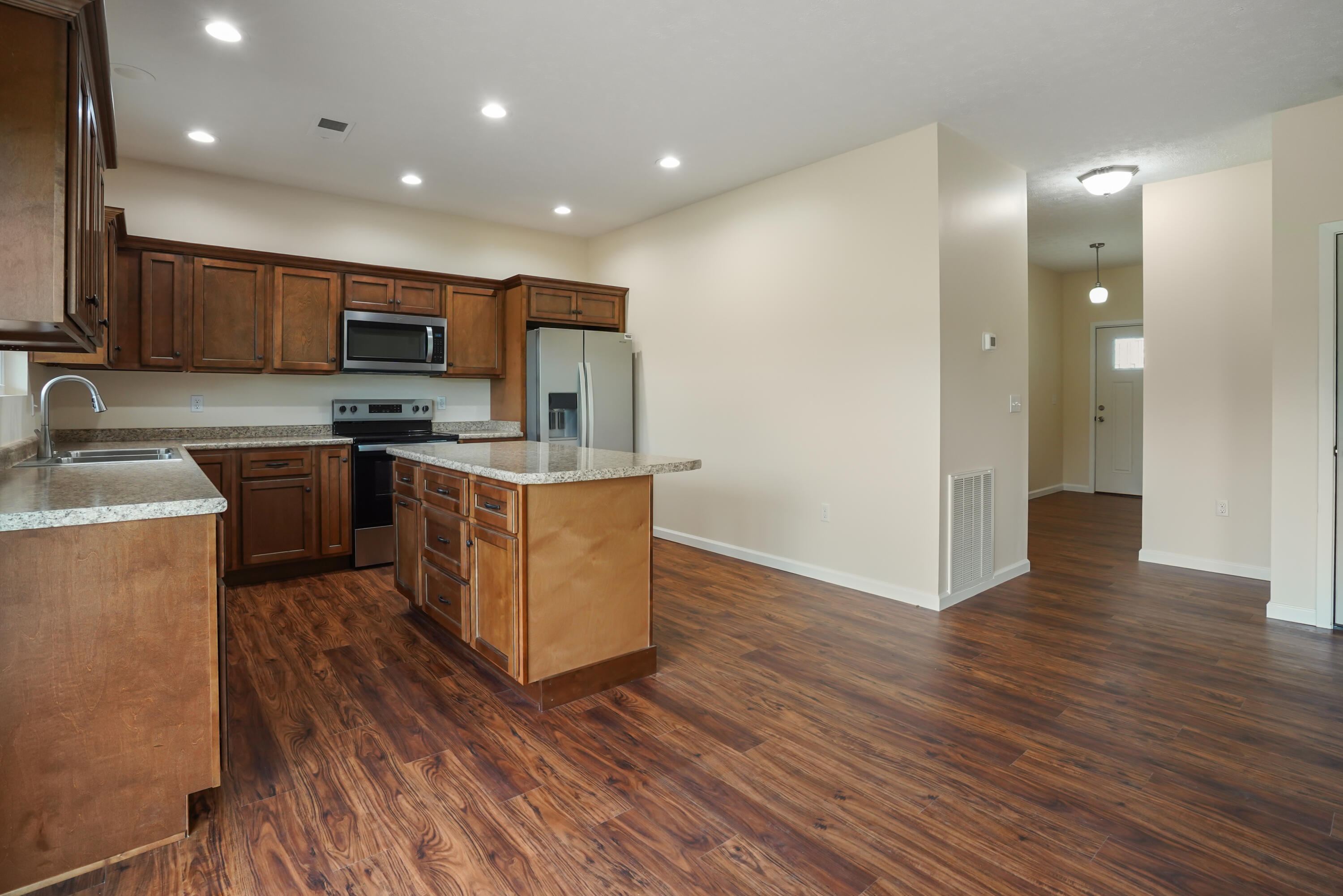 553 KNOLL Lane