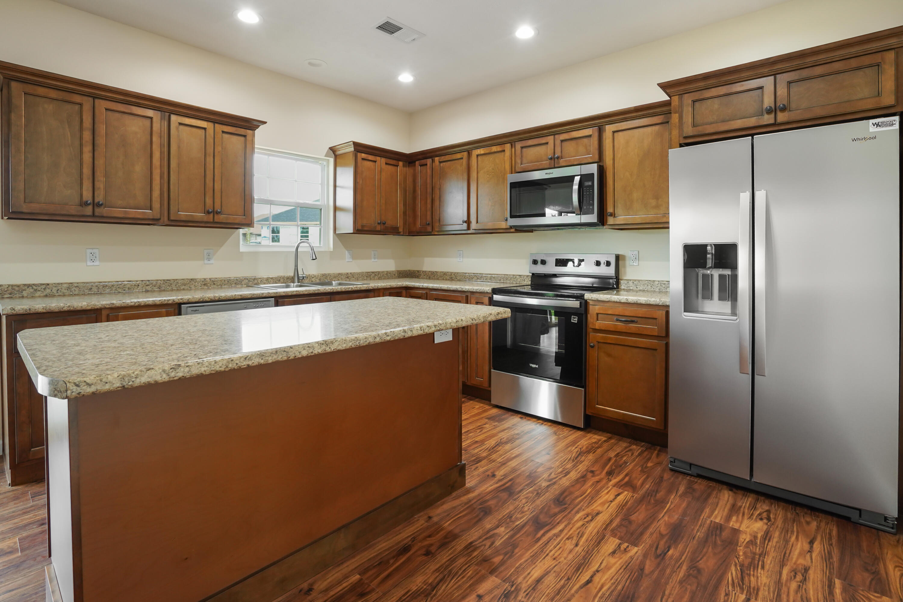 553 KNOLL Lane