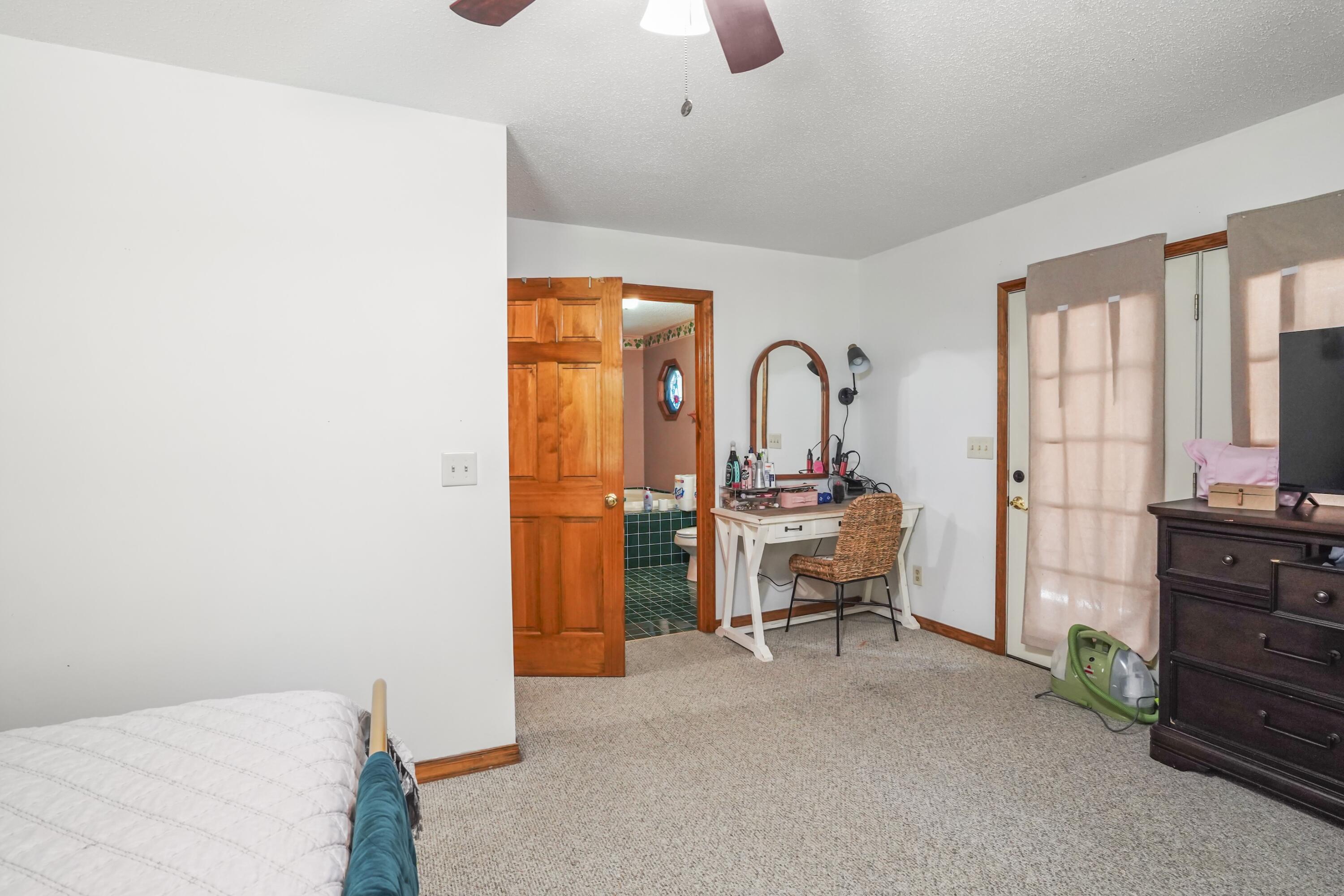 1100 N Highway 1651