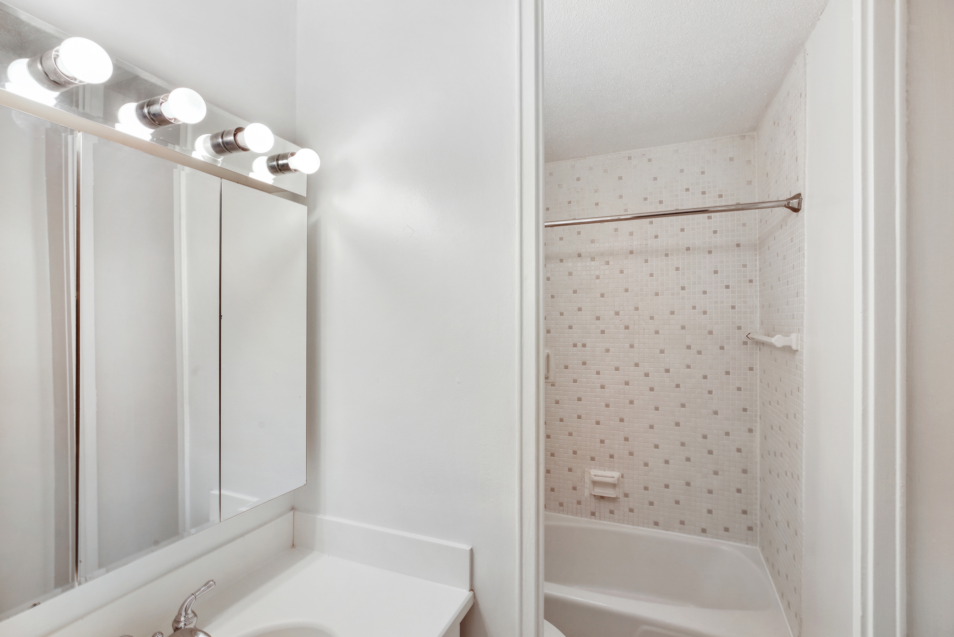 300 E 40th Street 24V