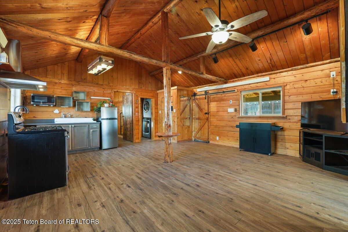 16 FOOTHILL Boulevard