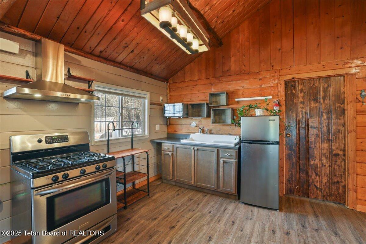 16 FOOTHILL Boulevard