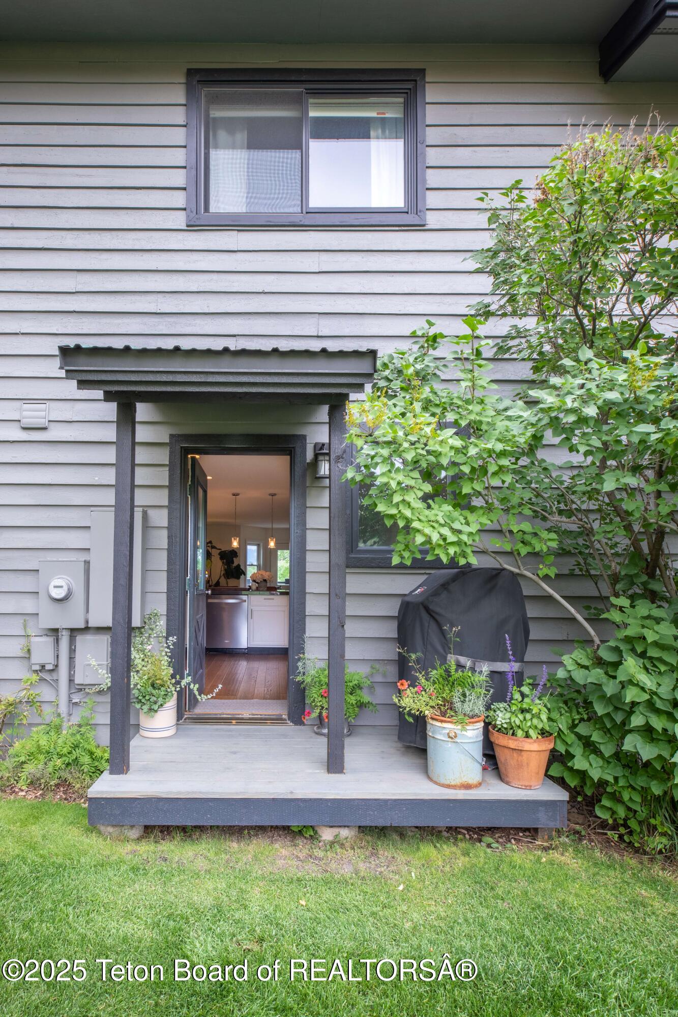 577 W BROADWAY Avenue