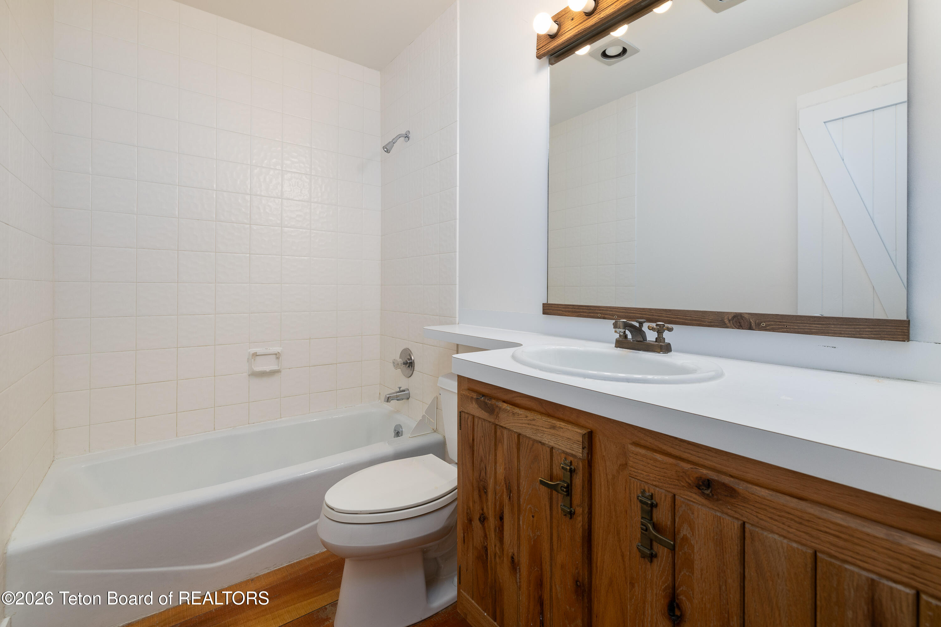 275 E MOULTON LOOP Road