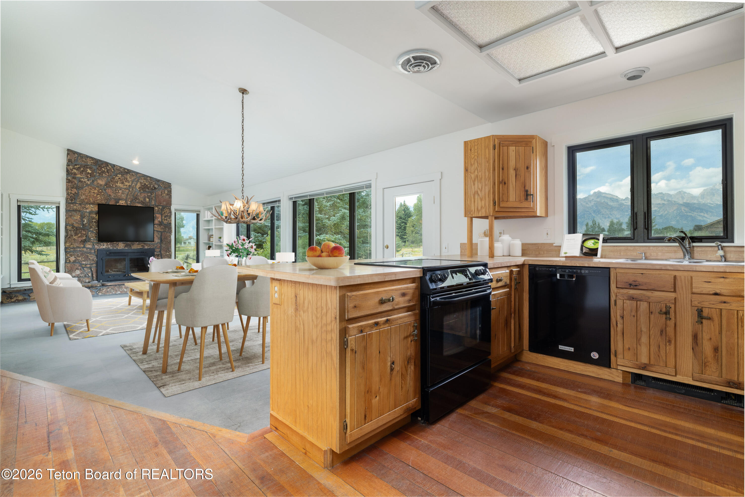 275 E MOULTON LOOP Road