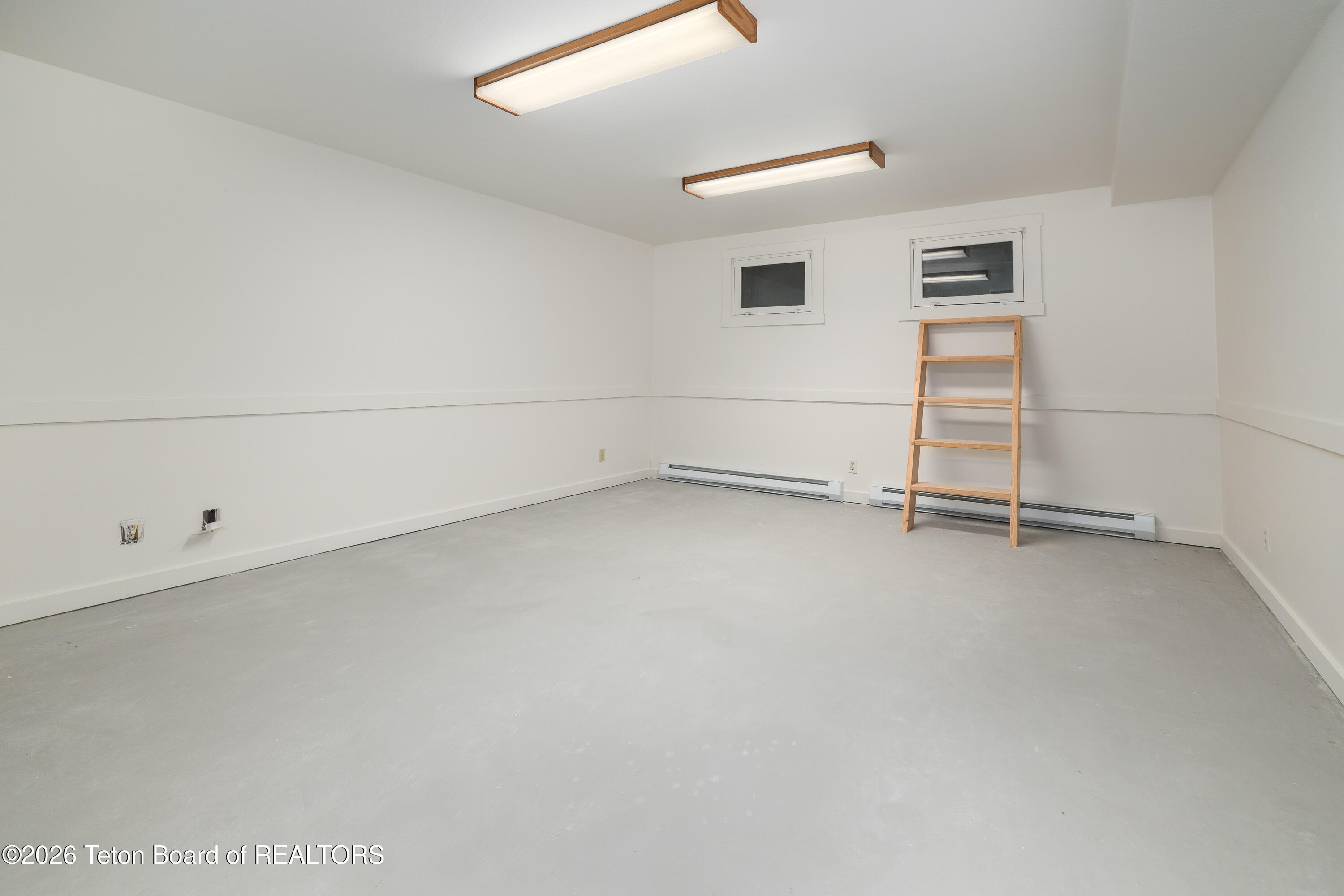 275 E MOULTON LOOP Road