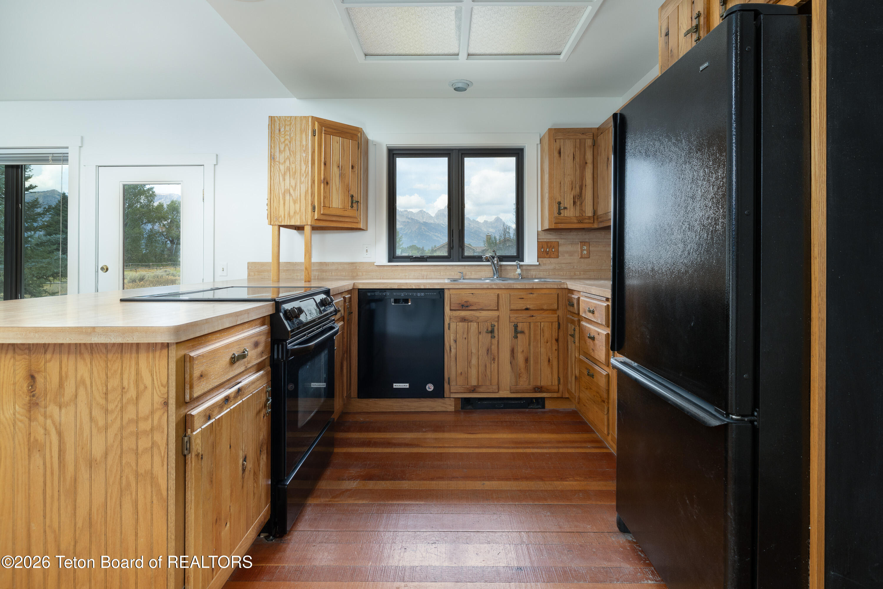 275 E MOULTON LOOP Road