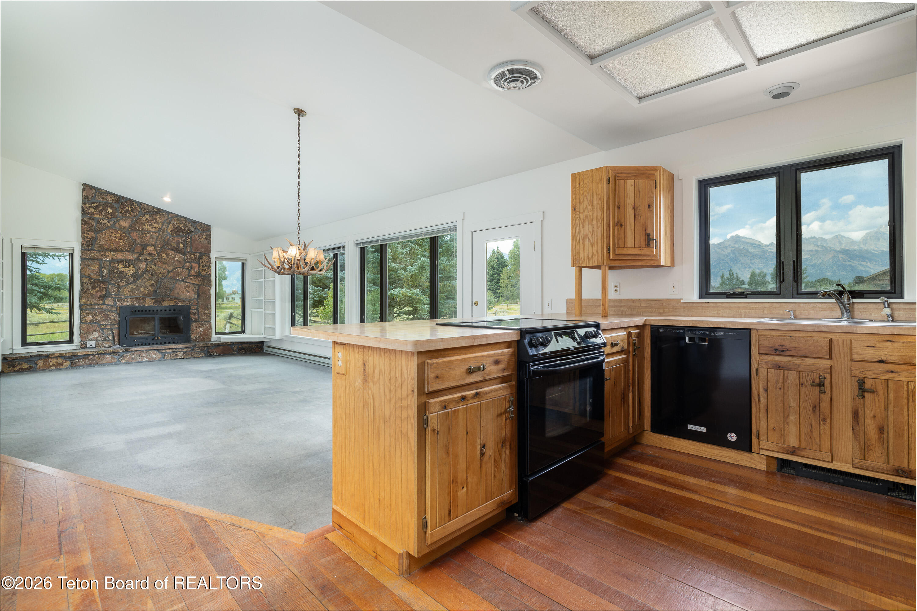 275 E MOULTON LOOP Road