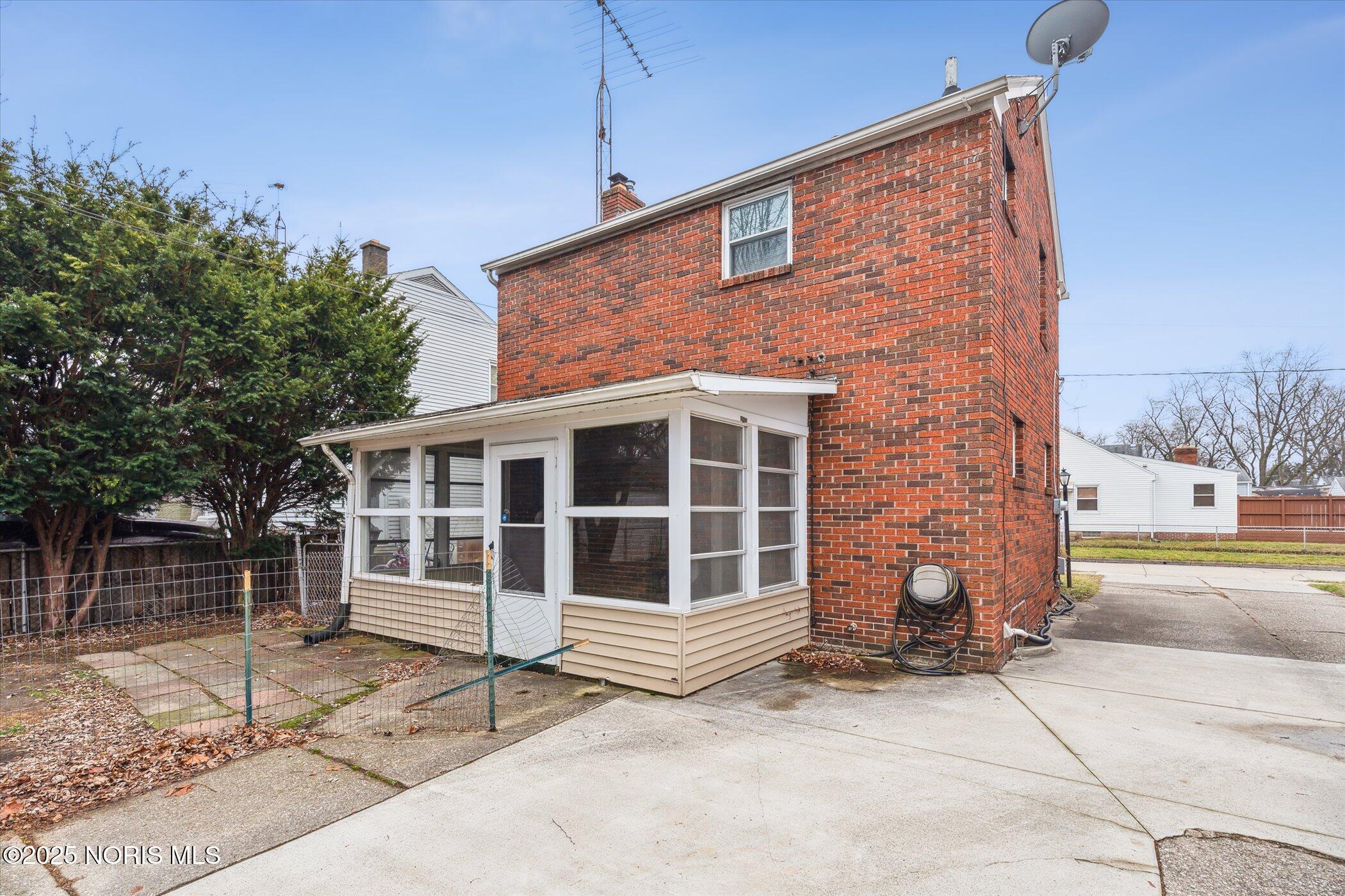 706 W Gramercy Avenue