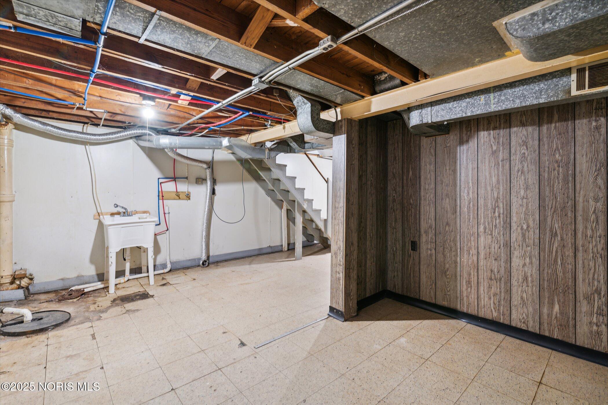 706 W Gramercy Avenue