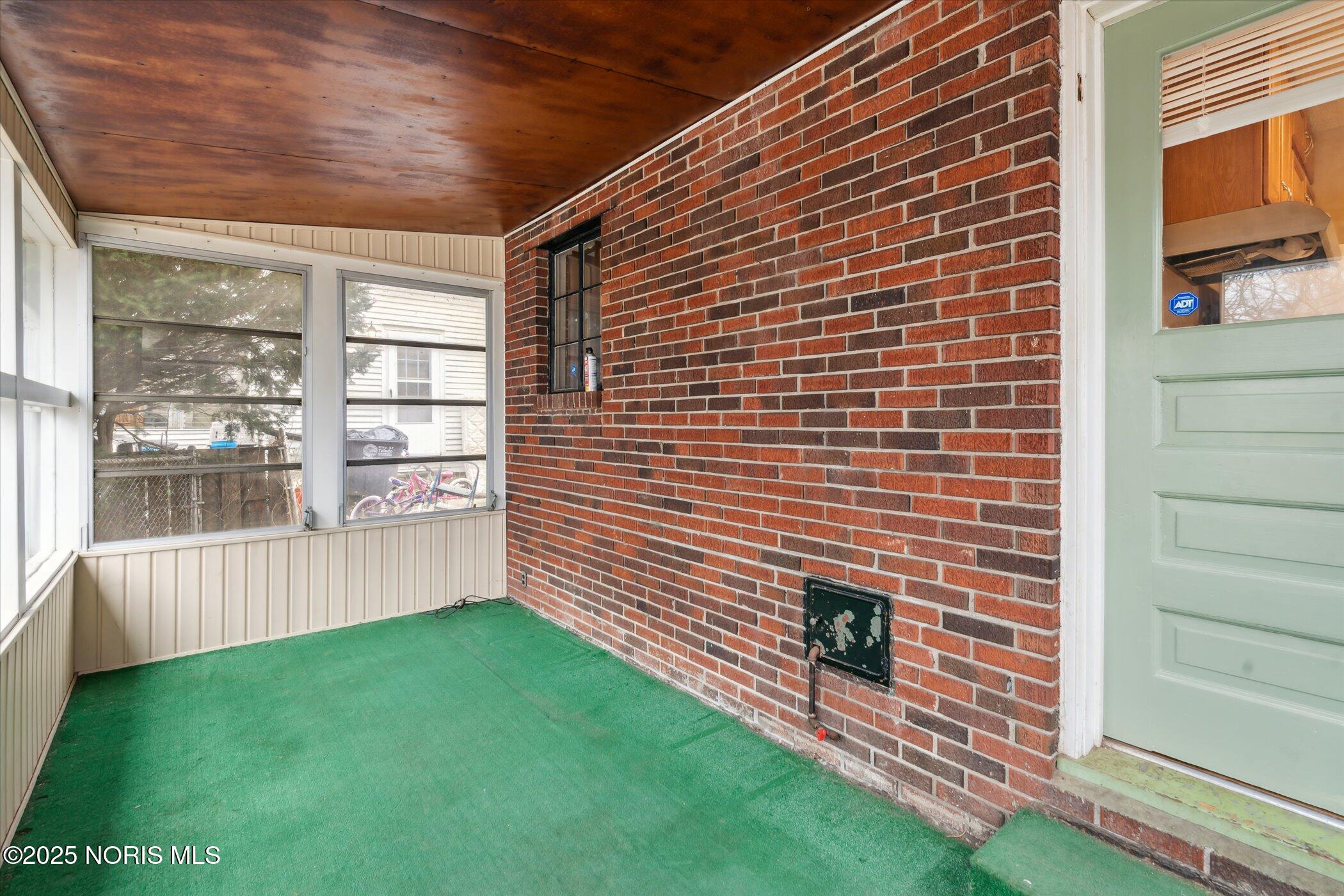 706 W Gramercy Avenue