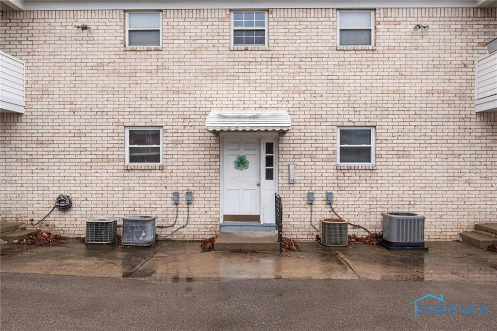 5464 Cresthaven Lane