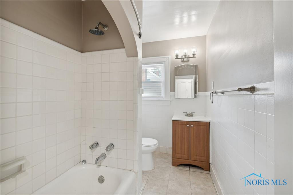 2030 Wyndhurst Road Lower