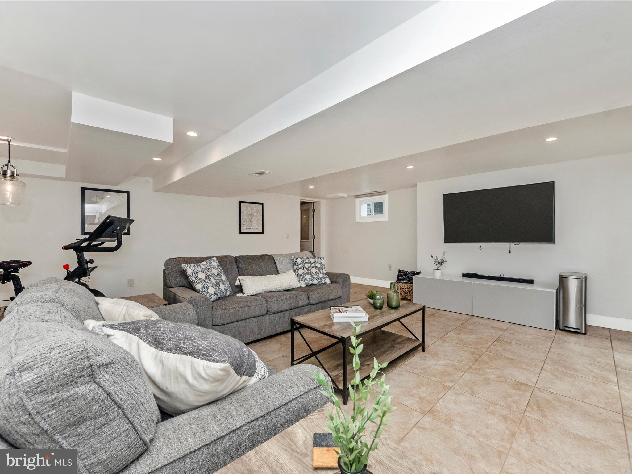 3016 THAYER STREET NE