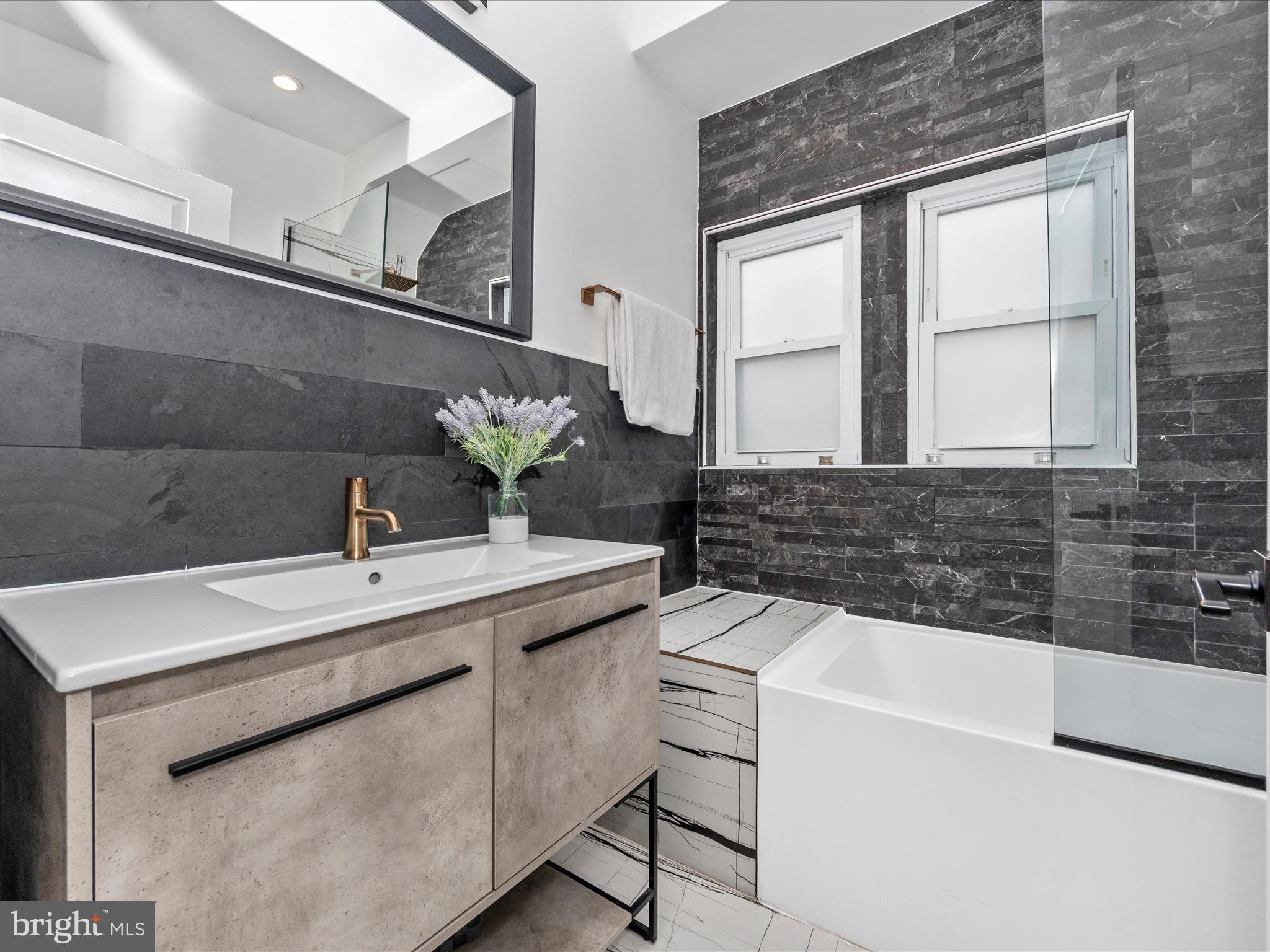 3016 THAYER STREET NE