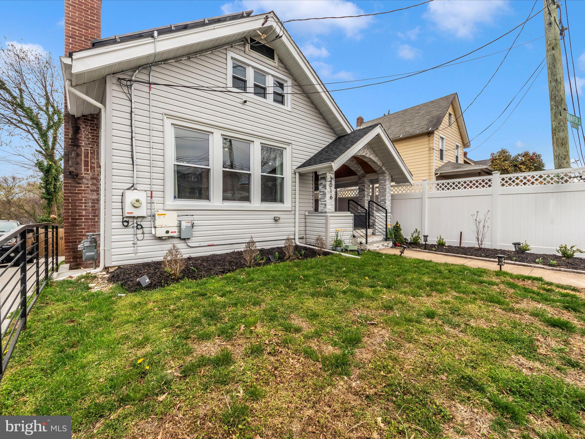 3016 THAYER STREET NE