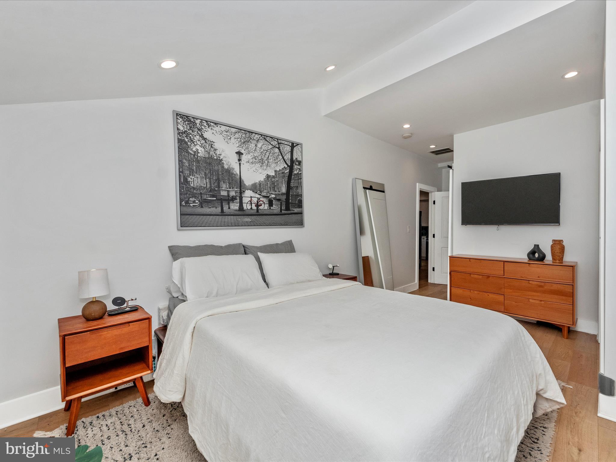 3016 THAYER STREET NE