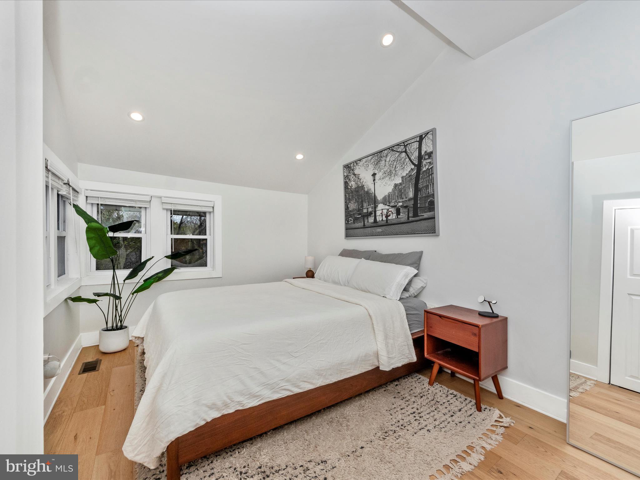 3016 THAYER STREET NE