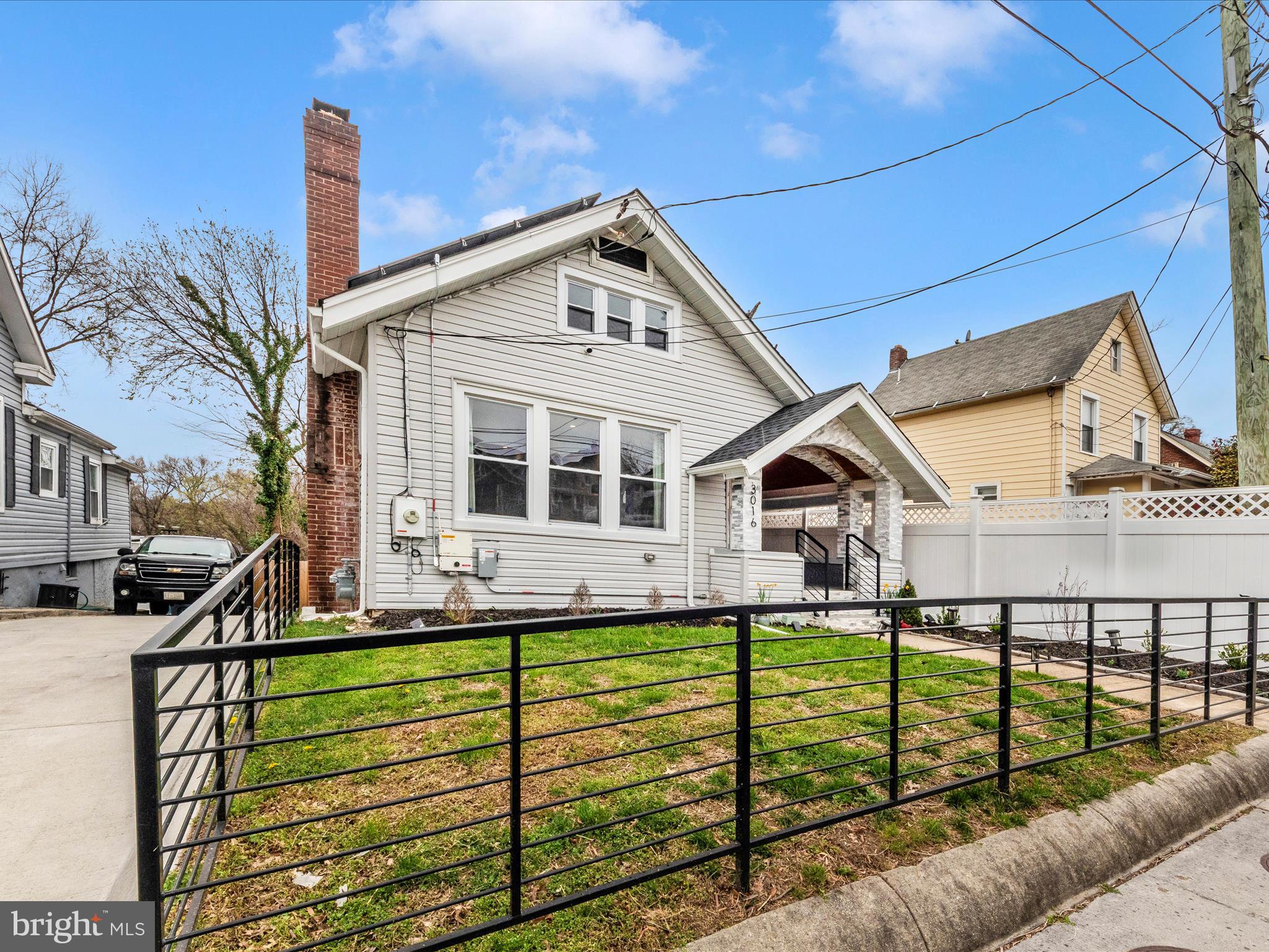 3016 THAYER STREET NE