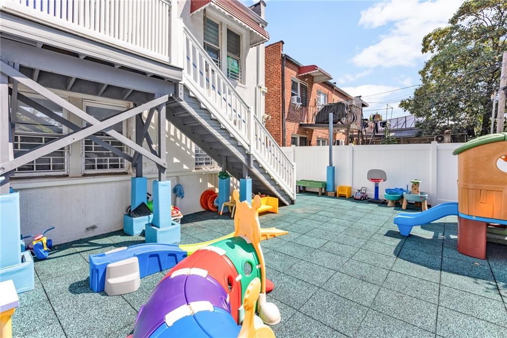 726 Manor Court