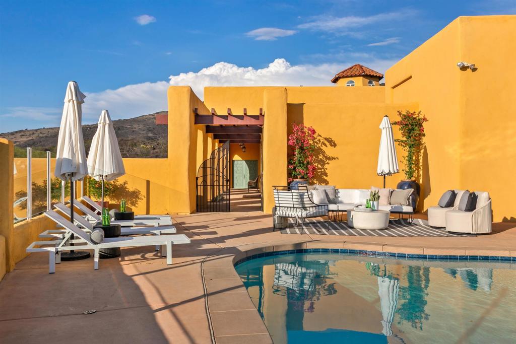 3696 Alta Loma Dr