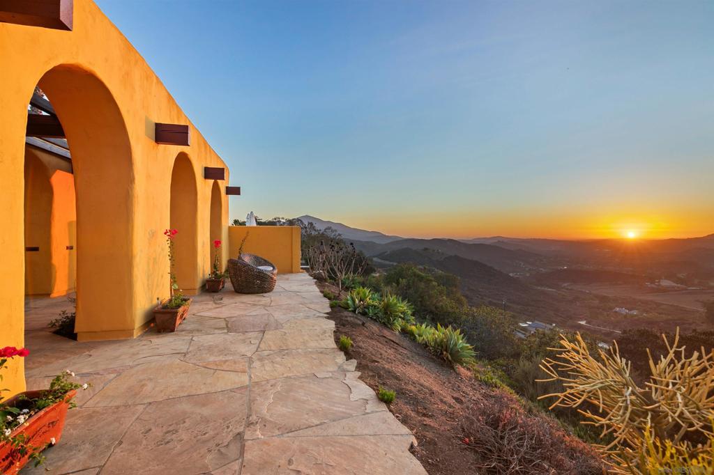 3696 Alta Loma Dr