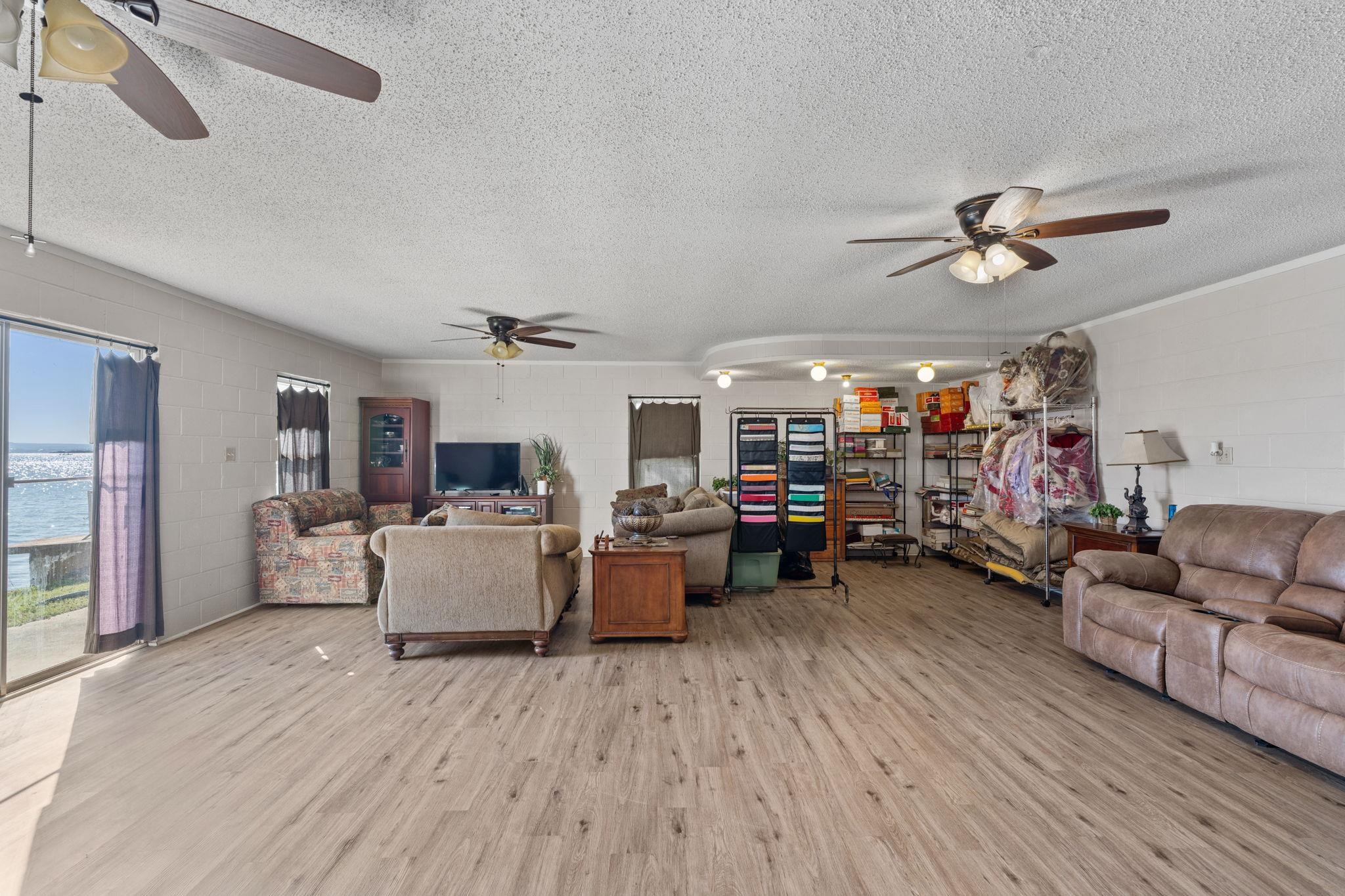 960 Lakeview Dr.