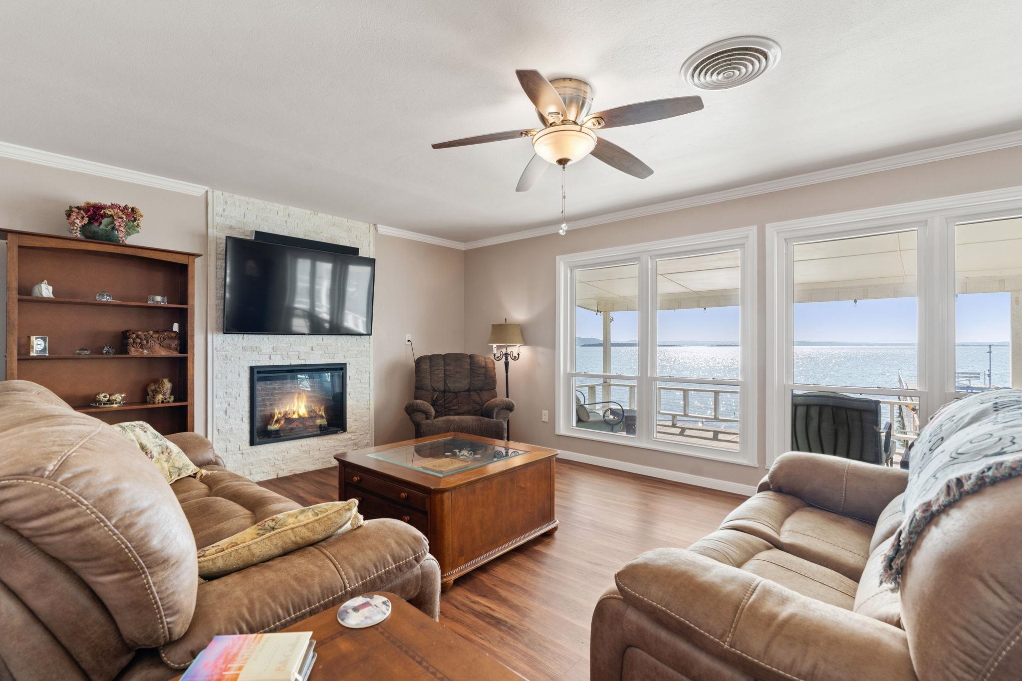 960 Lakeview Dr.