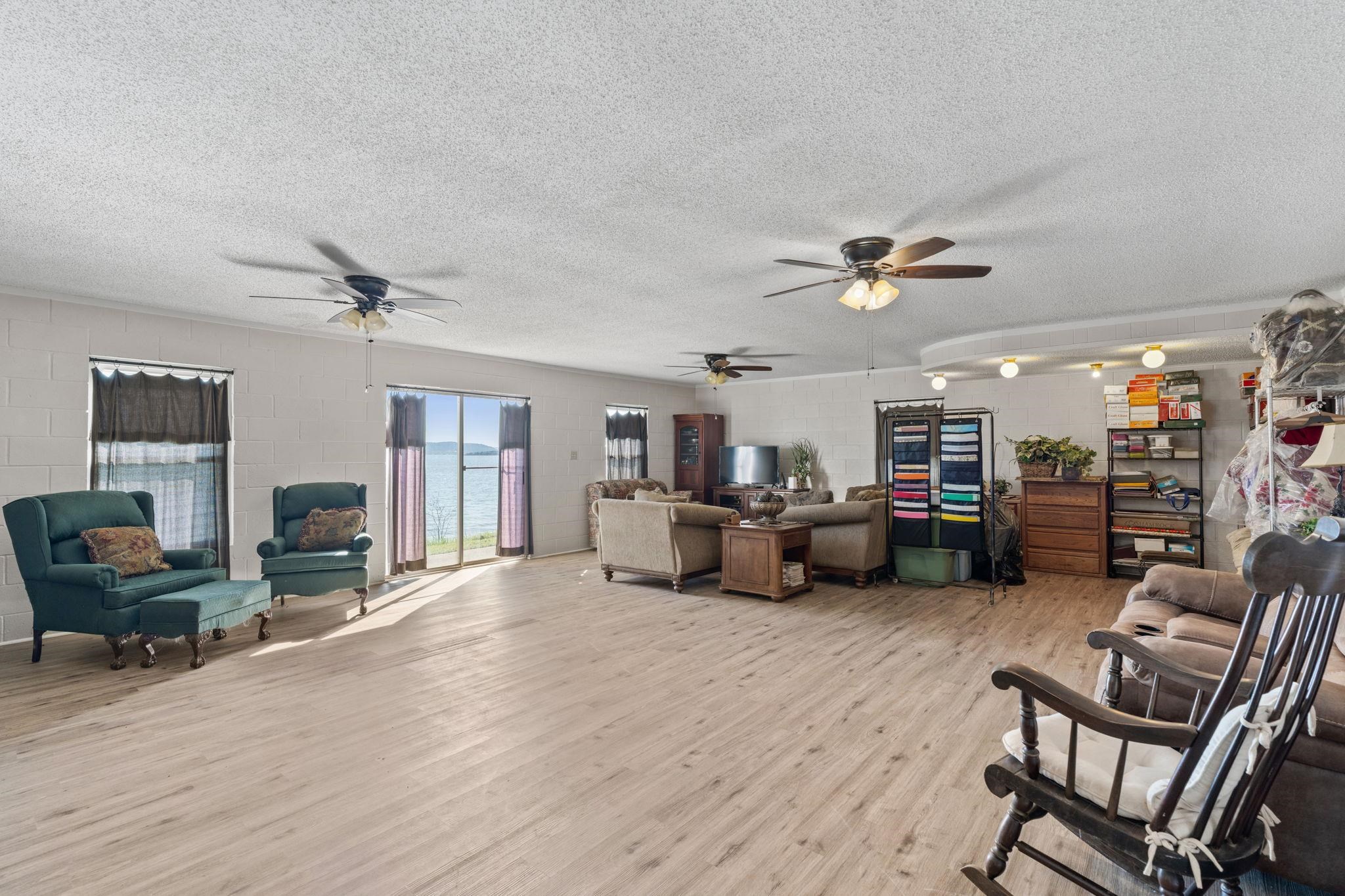 960 Lakeview Dr.