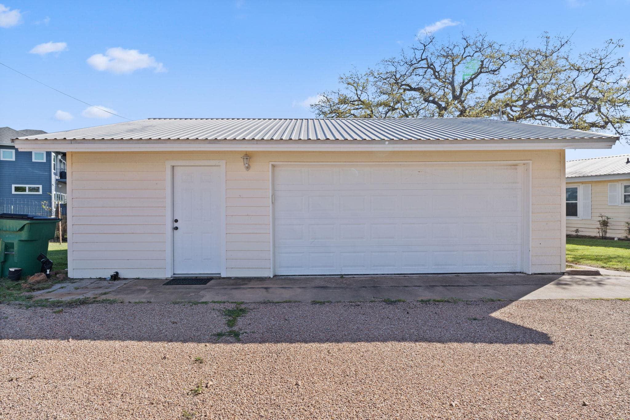 960 Lakeview Dr.