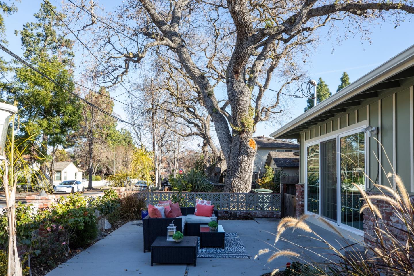255 Mariposa Ave