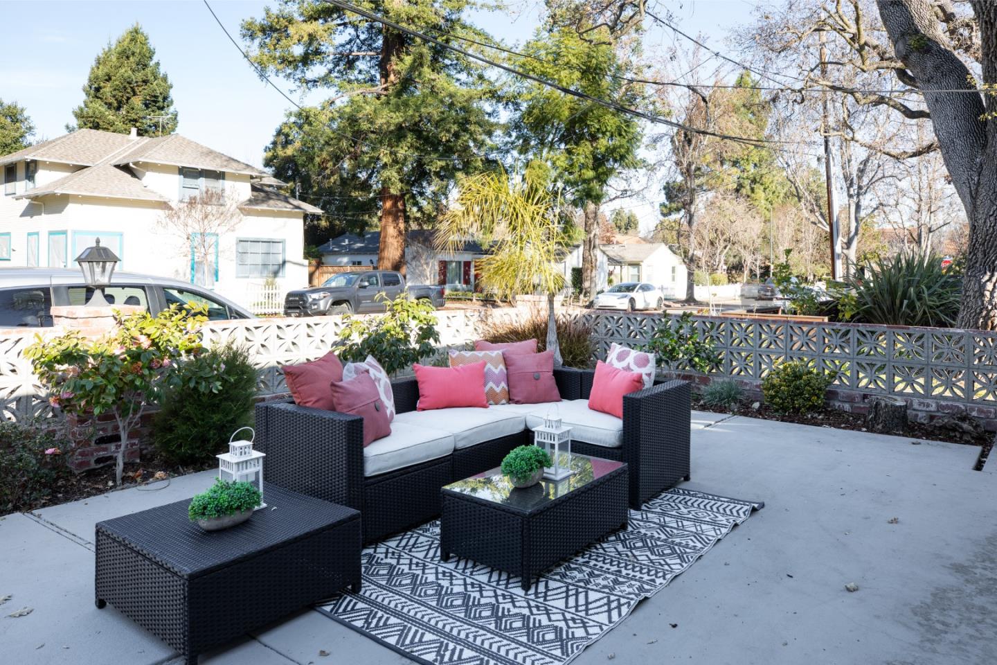 255 Mariposa Ave