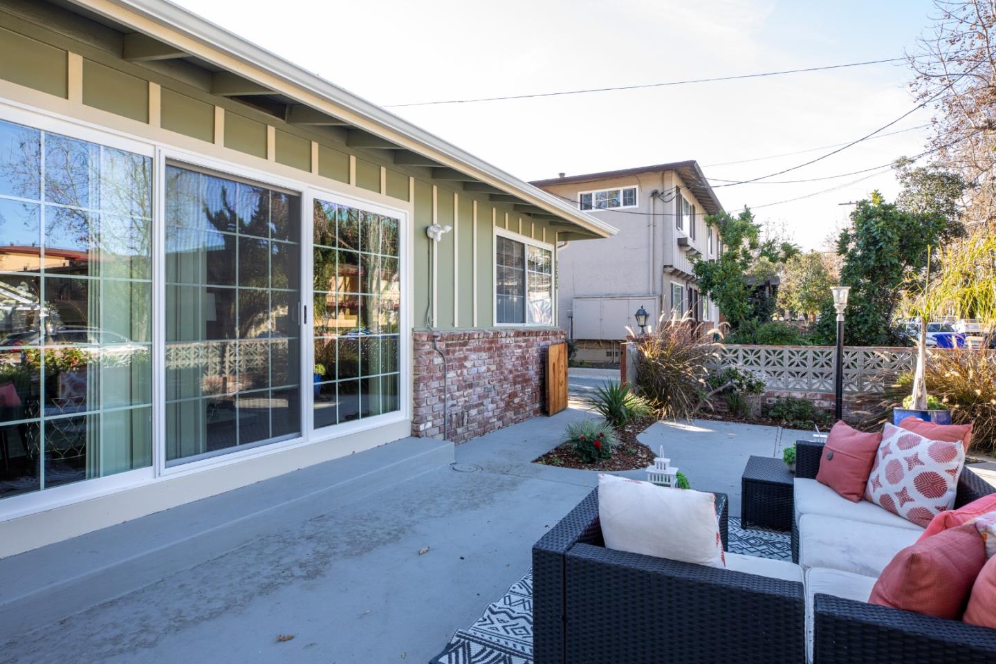 255 Mariposa Ave