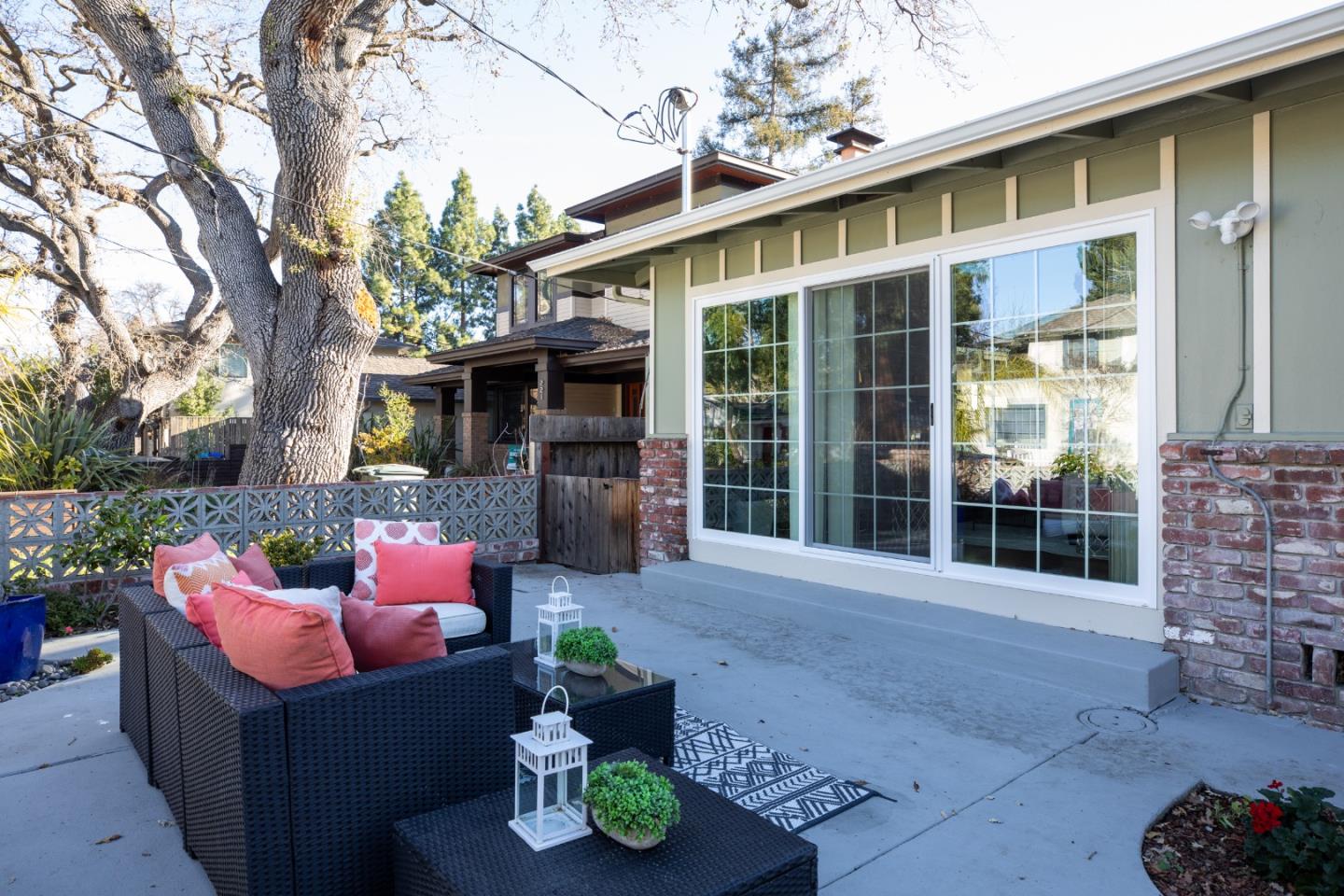 255 Mariposa Ave