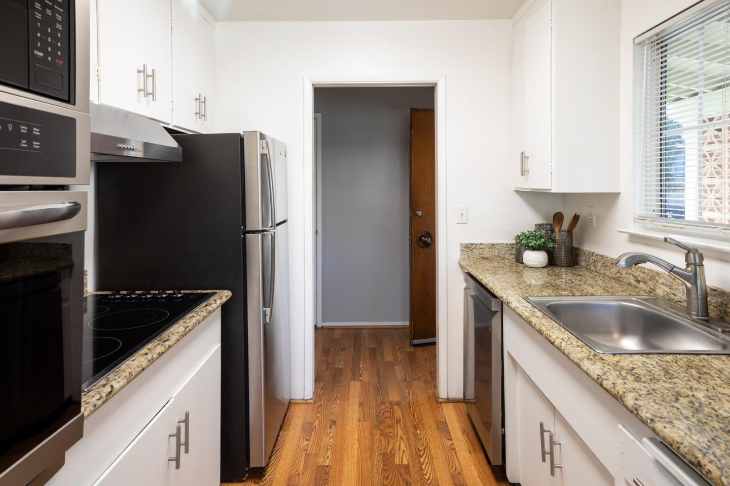 255 Mariposa Ave